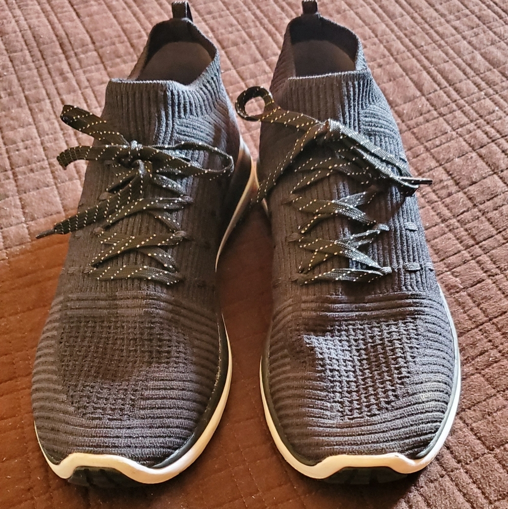 Under Armour sneakers 👟